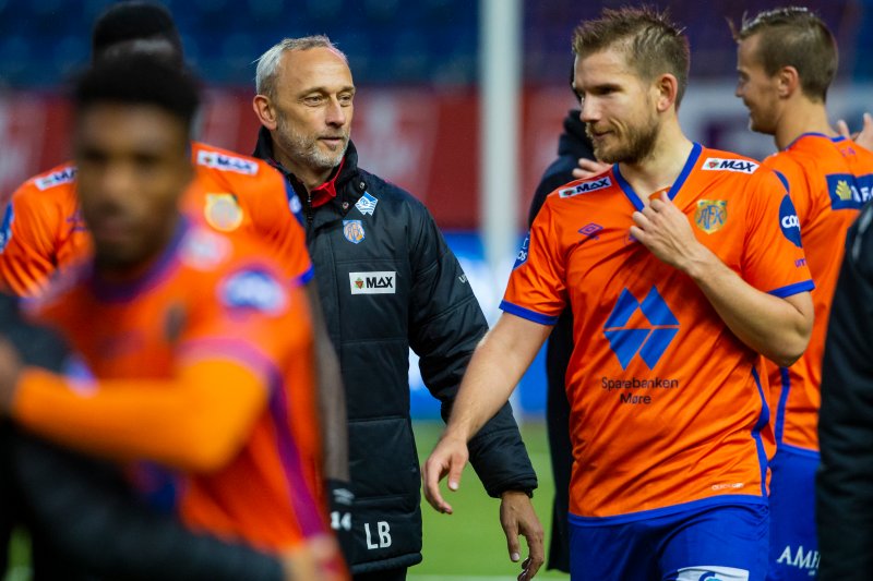 Lars Bohinen holder kortene tett til brystet før kvartfinalen. Foto: Svein Ove Ekornesvåg / NTB scanpix