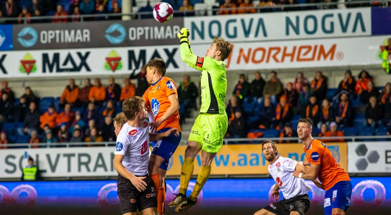 Sogndals keeper Mathias Dyngeland bokser ballen i duell med Daníel Leó Grétarsson og Ulrik Fredriksen (t.v.) i kvalifiseringskampen i fotball mellom Aalesund og Sogndal på Color Line Stadion i 2018. Foto: Svein Ove Ekornesvåg / NTB scanpix