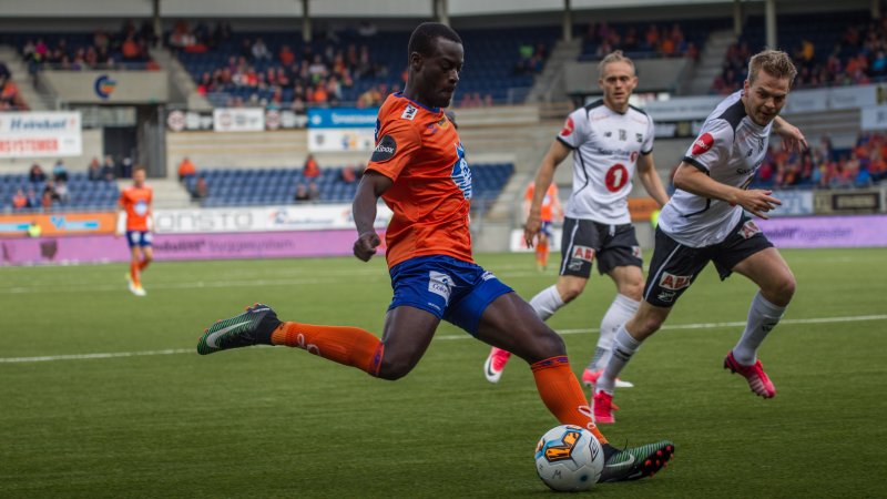 Gyasi legger inn til første målet i kampen. Foto: Srdan Mudrinic