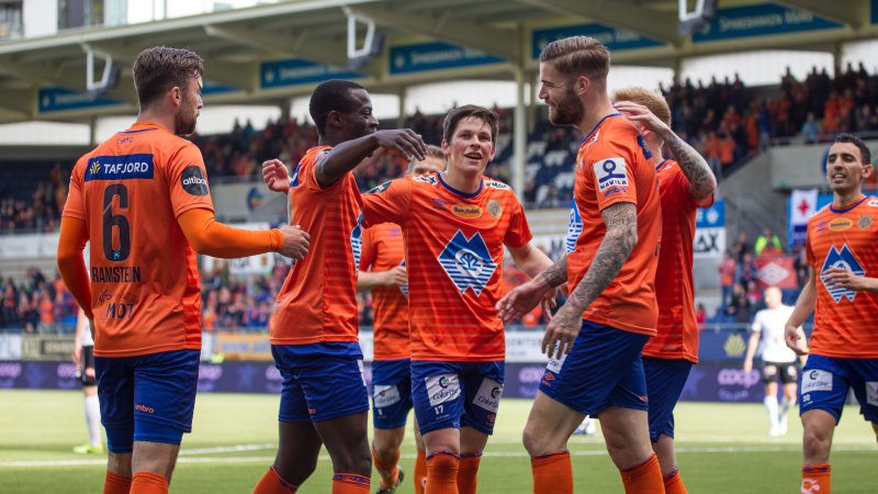 Gutta jubler etter Lars Veldwijks første scoring. Foto: Srdan Mudrinic