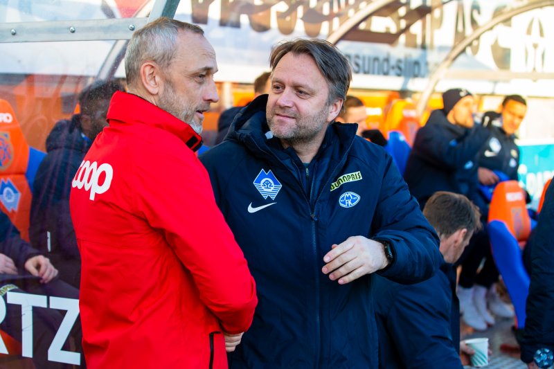 Lars Bohinen takker Molde-trener Erling Moe for kampen. MFK vant 0-2, men Aalesund var fullt på høyde med gjestene. Foto: Svein Ove Ekornesvåg / NTB Scanpix