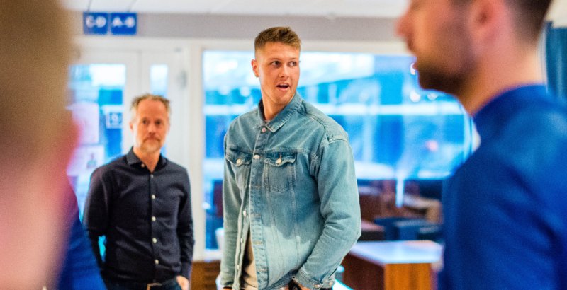 Holmbert Fridjonsson var på plass allerede i går og fikk høre tankene til Lars under spillermøtet. Foto: Marius Simensen