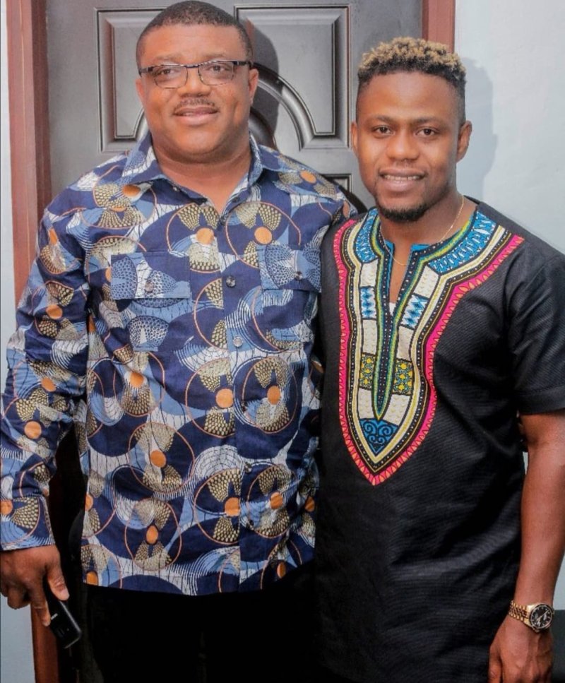 Izunna sammen med Churchill Oliseh, som eier og driver akademiet som oppdaget midtbanespilleren. Foto: Privat