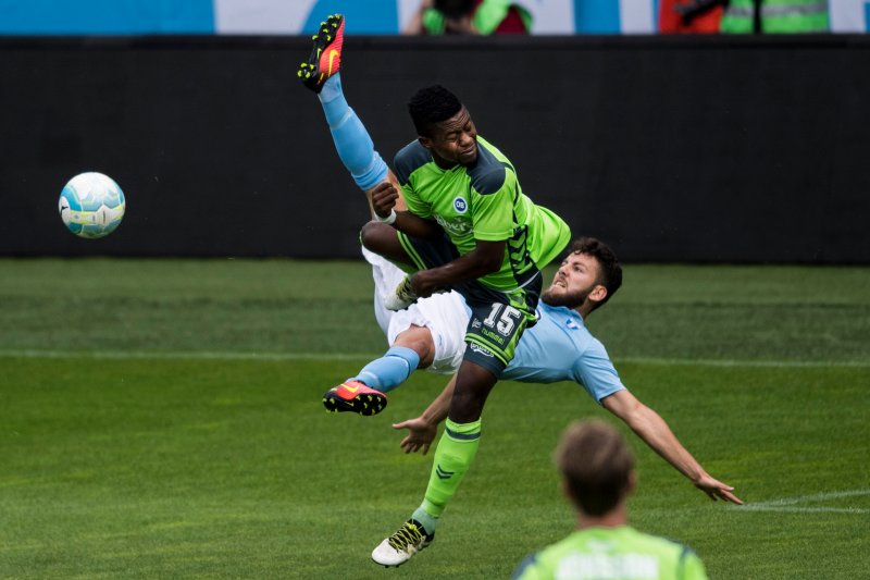 Izunna i duell med Malmö FFs Erdal Rakip som Odense-spiller. Foto: Petter Arvidson / BILDBYRÅN