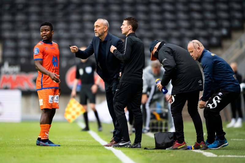 Aalesunds trener Lars Bohinen og Aalesunds Izunna Uzochukwu i 4. runde i NM mellom Rosenborg og Aalesund på Lerkendal stadion. (1-1, straffer 5-6). Foto: Ole Martin Wold / NTB scanpix