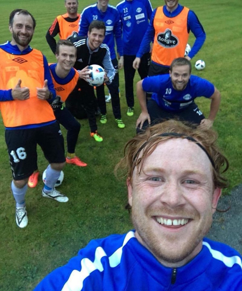 God stemning på feltet da "Eivind Brattskjær", spilt av Rolf Kristian Larsen, fra NRK-serien Heimebane ble med på trening. Foto: Fjørtoft TIL.