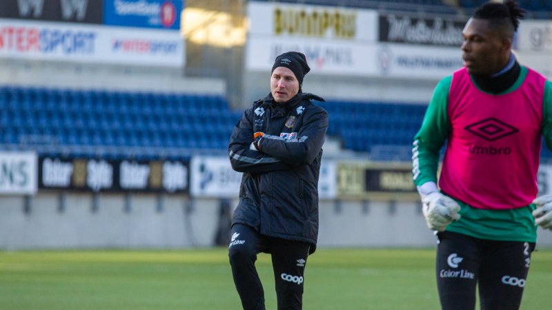 Lars Arne Nilsen skryter av sin nye assistentrener Roger Naustan. 