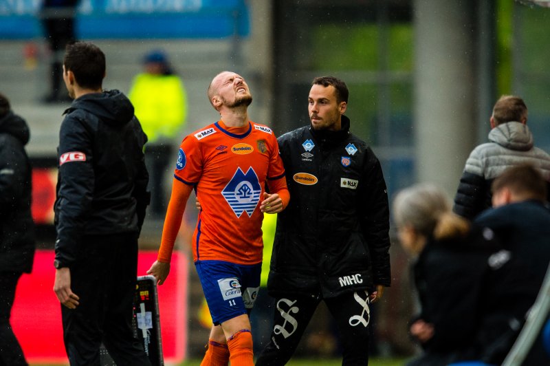 Aron Elis Thrandarson får behandling av Mads Holst Christensen. Foto: Marius Simensen / BILDBYRÅN