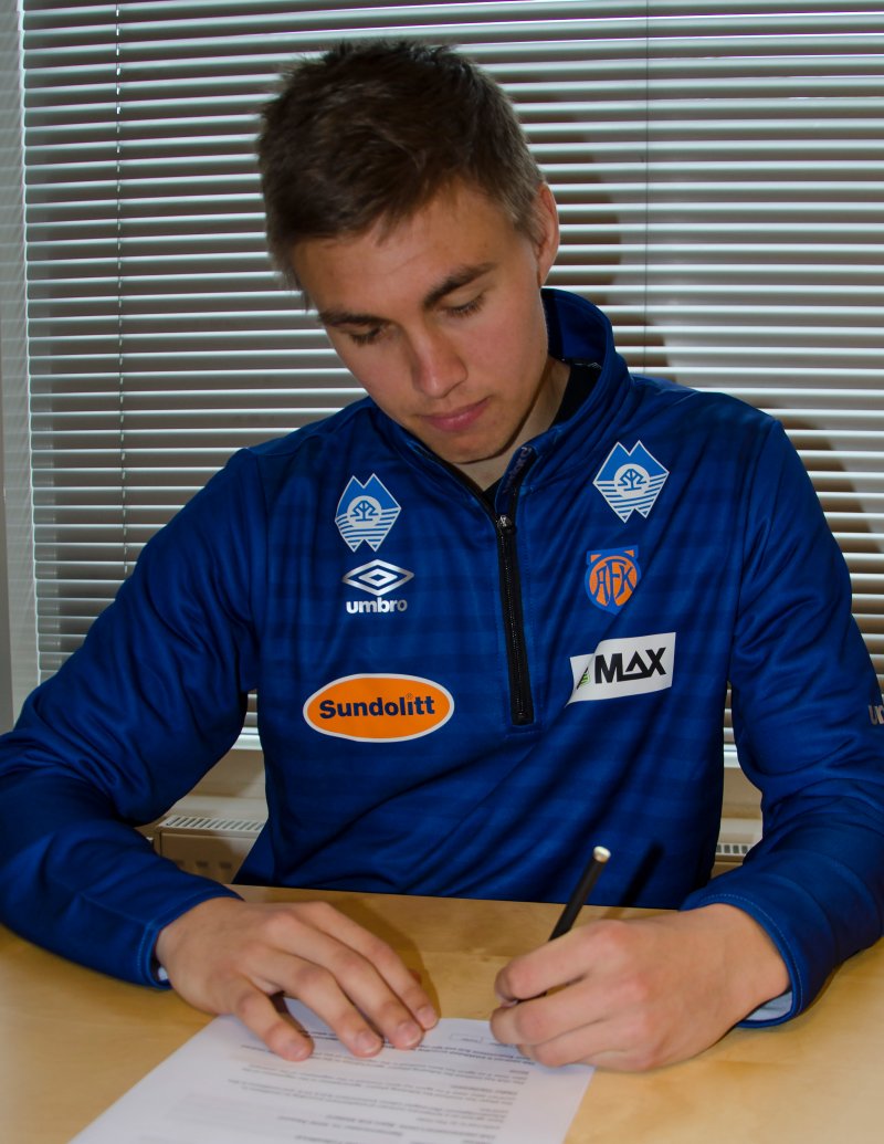 Daníel Leó Grétarsson signerer ny kontrakt. Foto: aafk.no