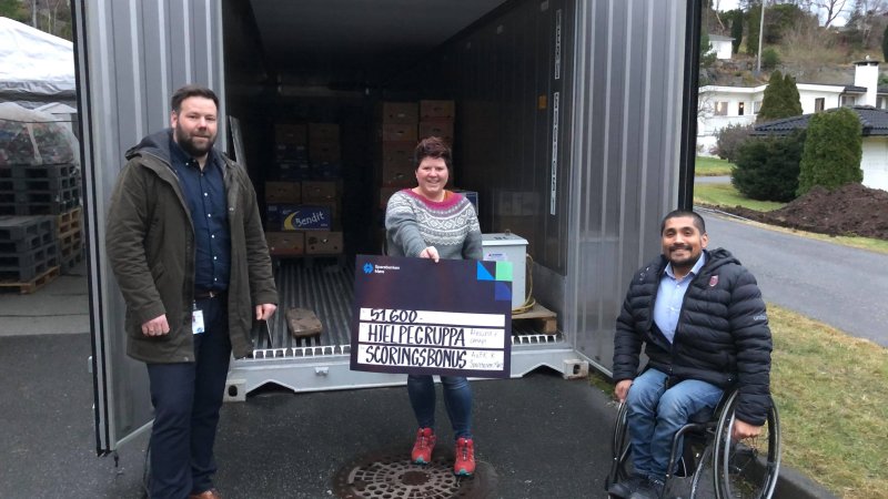 Joachim Flataker, banksjef i Sparebanken Møre, Cecilie Sæthre, leder i Hjelpegruppe Ålesund og omegn, og AaFKs medieansvarlig Jonatan Arvidsen-Osvik. 
