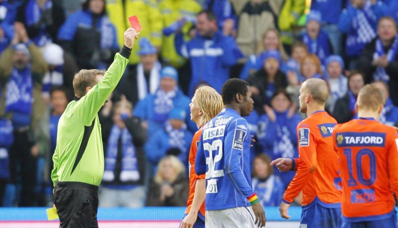 Fredrik Carlsen får rødt kort av dommer Kristoffer Helgerud (t.v.) under cupfinalen i 2009 mellom Molde og Aalesund på Ullevaal Stadion. Foto: Svein Ove Ekornesvåg / SCANPIX