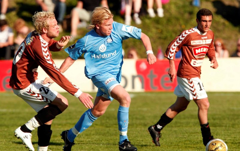 Fredrik Carlsen tar seg fram mellom to motstandere i kampen mellom Vålerenga og Ørn Horten i første runde av NM i fotball i 2008. Foto: Heiko Junge / SCANPIX