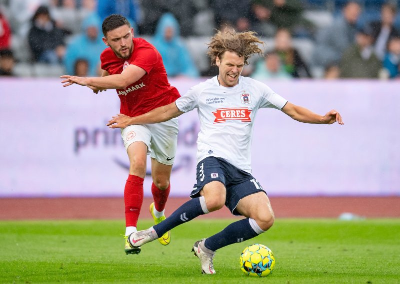 Alexander Munksgaard i aksjon mot Larne FCs Dean Jarvis under Europa Conference League-kampen mellom AGF og Larne FC i juli 2021. Foto: Bo Amstrup/Ritzau Scanpix via AP