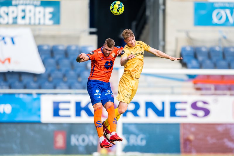 Holmbert Fridjonsson i en av mange dueller med Marius Høibråten. Foto: Bildbyrån.