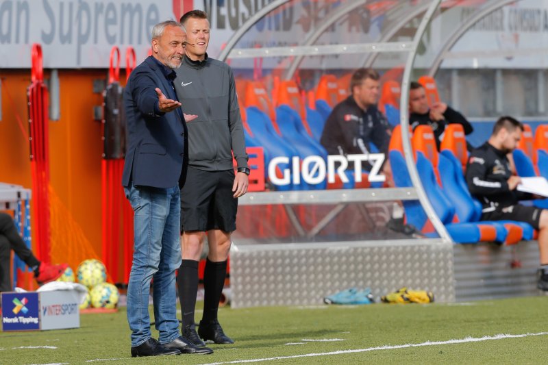 Ålesund 20200701. Aalesunds trener Lars Bohinen er uenig med dommer Sivert Øksnes Amland i eliteseriekampen i fotball mellom Aalesund og Mjøndalen på Color Line Stadion.Foto: Svein Ove Ekornesvåg / NTB scanpix