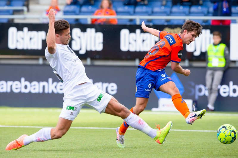 Ålesund 20200701. Aalesunds Vetle Fiskerstrand med en avslutning i eliteseriekampen i fotball mellom Aalesund og Mjøndalen på Color Line Stadion. Sondre Solholm Johansen til venstre.Foto: Svein Ove Ekornesvåg / NTB scanpix