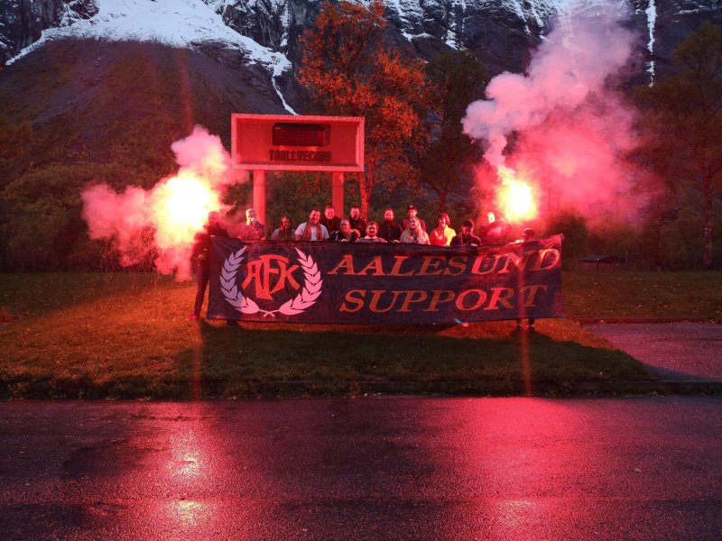 Aalesund Support var i fyr og flamme søndag.