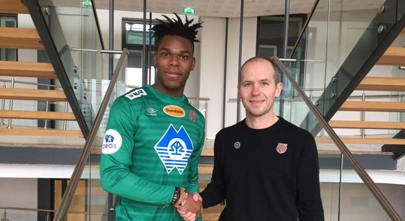 Enock Mawete sammen med sportslig leder Bjørn Erik Melland etter at overgangen gikk i boks i forkant av fjorårssesongen. Foto: aafk.no