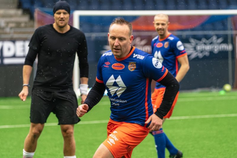 De tidligere AaFK-spillerne Peter Orry Larsen og Marius Aam i aksjon under fotballturneringen som avsluttet markeringen av Verdensdagen for psykisk helse.