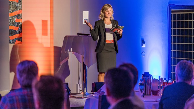 Sarah under en av mange partnertreff på Color Line Stadion. Foto: Geir Srisoi