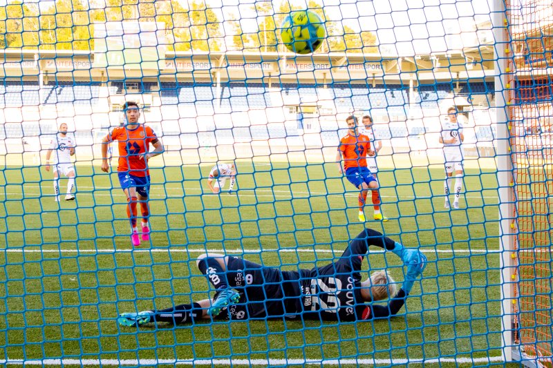 Niklas Castro satte inn 2-2 på straffespark forbi keeper Arild Østbø tidligere i sesongen. Foto: Svein Ove Ekornesvåg / NTB