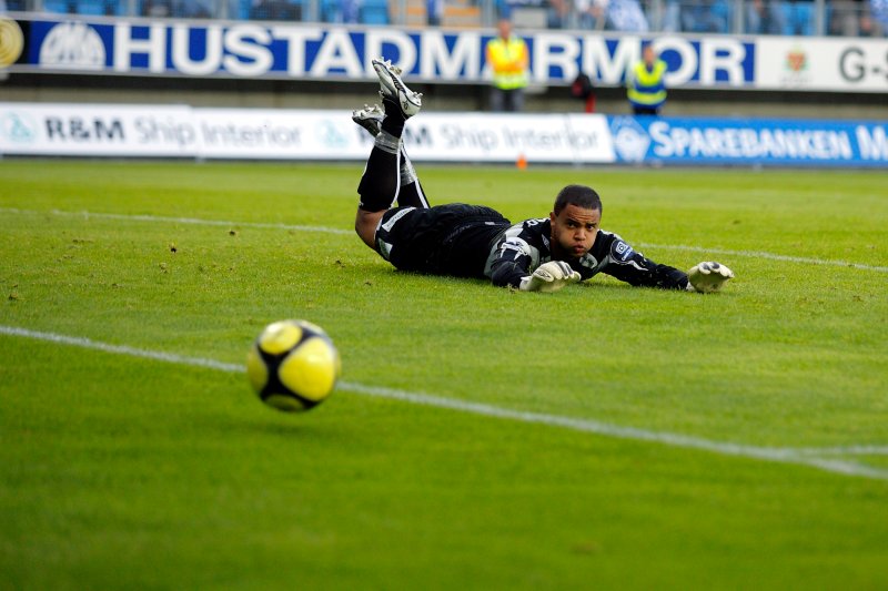 DEBUTEN: Sten Grytebust kontrollerer ut et skudd under debuten mot Molde i 2009. Foto: NTB