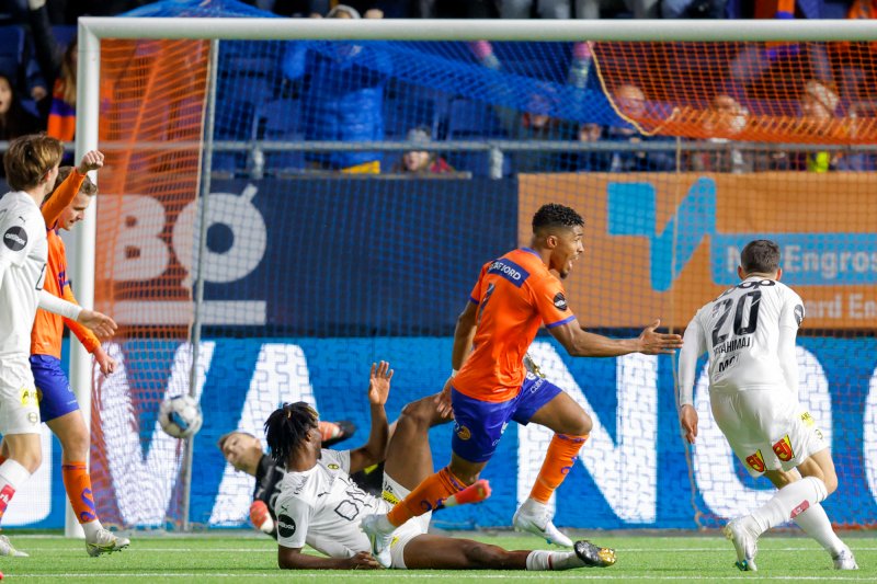 SCORING: Nenass jubler etter 1-0-scoringen. Foto: Svein Ove Ekornesvåg / NTB