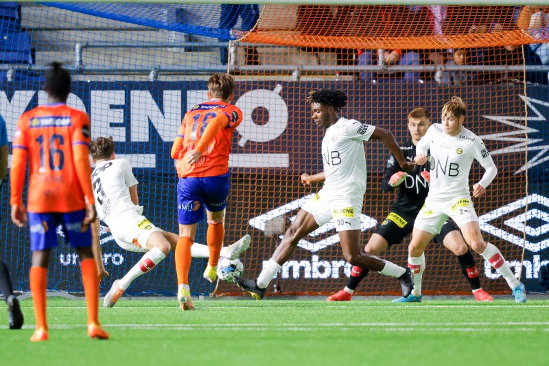 SCORER: Nikolai Hopland setter inn 2-1-scoringen.Foto: Svein Ove Ekornesvåg / NTB