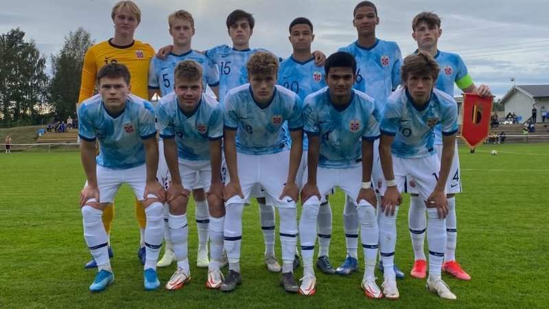 Kaptein Nikolai Hopland og resten av U17 før avspark mot Belgia. Foto: Mats Hjertum / NFF