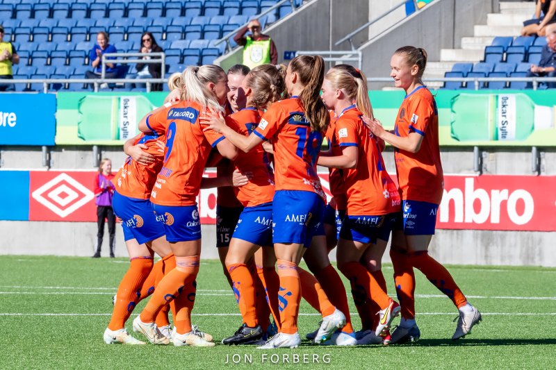 Mette Osvold Muri fra AaFK Fortuna er en av dem som sitter i juryen. Her jubler AaFK Fortuna-spillerne for scoring mot KIL/Hemne. Foto: Jon Forberg