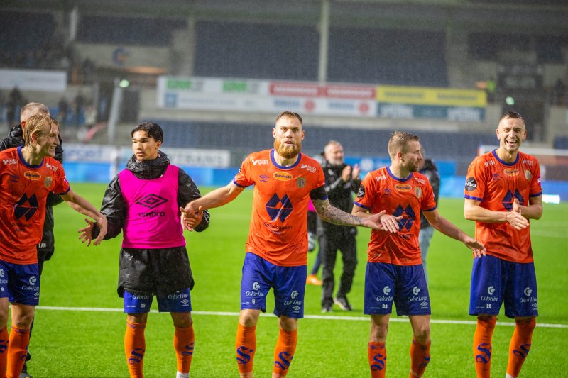 AaFK-kaptein David Fällman sitter i Årets lagspiller-juryen. Her feirer han seieren mot Viking sammen med sine lagkamerater. Foto: Srdan Mudrinic.