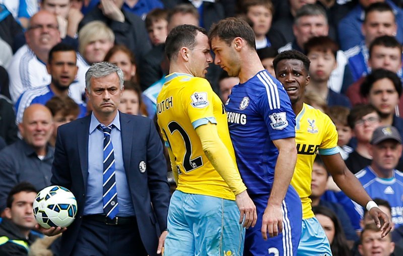 Chelsea mot Crystal Palace i 2015 på Stamford Bridge. Jordon Mutch i opphetet diskusjon med Chelseas Branislav Ivanovic. Images via Reuters / Carl Recine