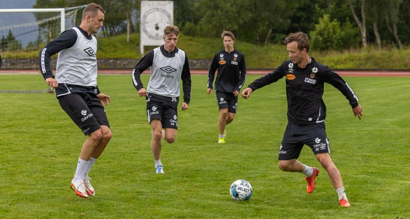 GODT DRIV: Fredrik Haugen utfordrer Besim Serbecic.