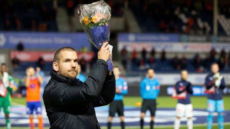Oddbjørn Lie takkes av som Aalesunds-spiller før eliteseriekampen i fotball mellom Aalesund og Strømsgodset på Color Line Stadion. Foto: Svein Ove Ekornesvåg / NTB