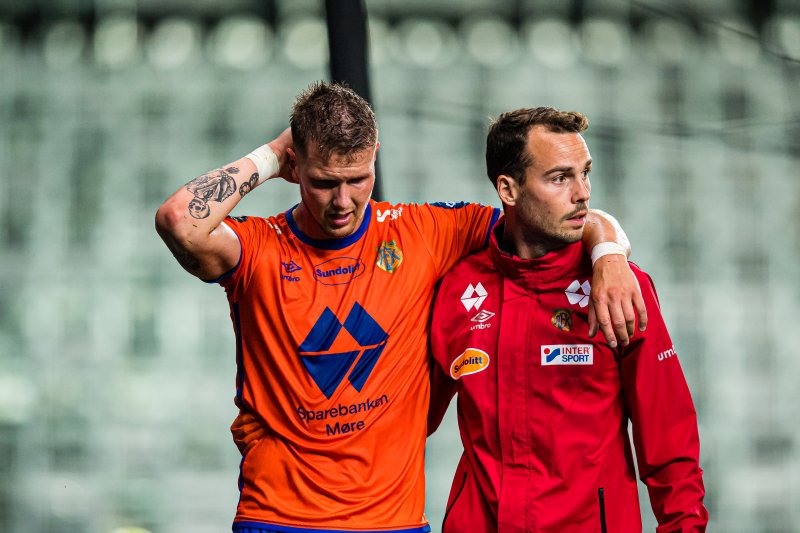 Holmbert Fridjonsson scoret før han måtte byttes ut med skade. Her sammen med fysio Mads Holst Christensen. Foto: Marius Simensen / BILDBYRÅN / 