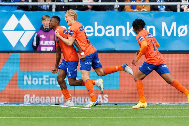 Slike scener vil vi se! Aalesunds Ebiye Moses (tv) feirer 1-0 sammen med Erlend Segberg under eliteseriekampen i fotball mellom Aalesund og Molde på Color Line Stadion. Dette var Aalesunds først mål i årets eliteserie.Foto: Svein Ove Ekornesvåg / NTB