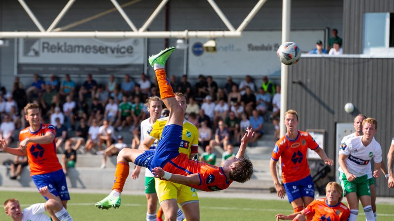 Med et magisk&nbsp;<em>brassespark</em>&nbsp;sikret Isak Dybvik Määttä 0-2 til pause! Foto: Srdan Mudrinic