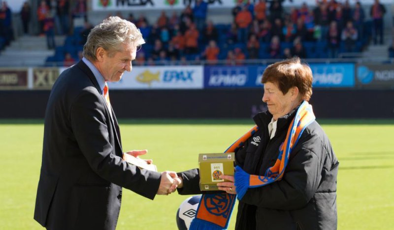 I 2014 fikk Lillian tildelt «Gullskjerfet» som bevis på sin uutrettelige og viktige innsats for AaFK. Foto: Mikael Ruud