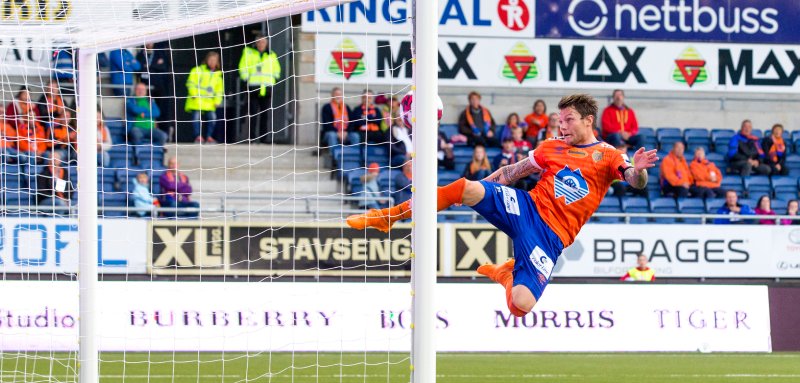 Bjørn Helge får avverget mål på målstreken. Foto: Svein Ove EkornesvÂg / NTB scanpix