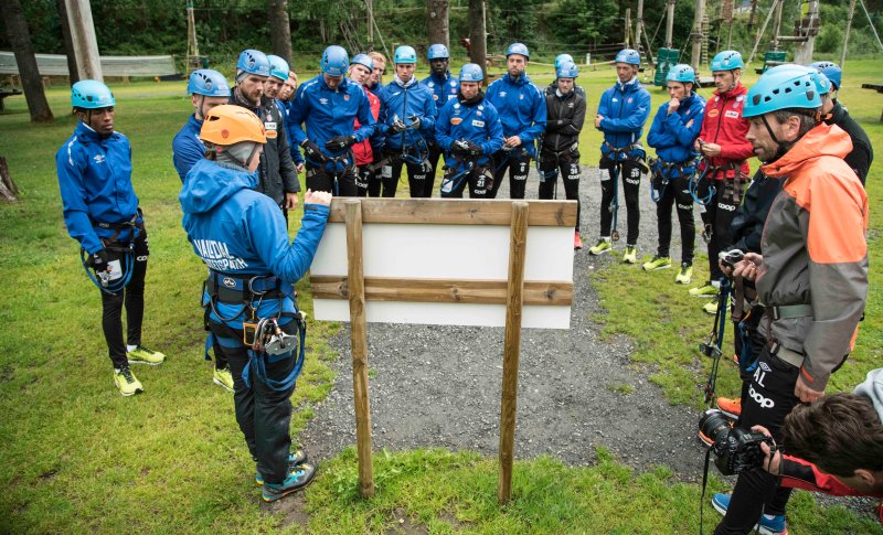 Instruktør Karoline Nerli hadde en gjennomgang før guttene fikk slippe seg løs. Foto: Asle Myhre Hansen