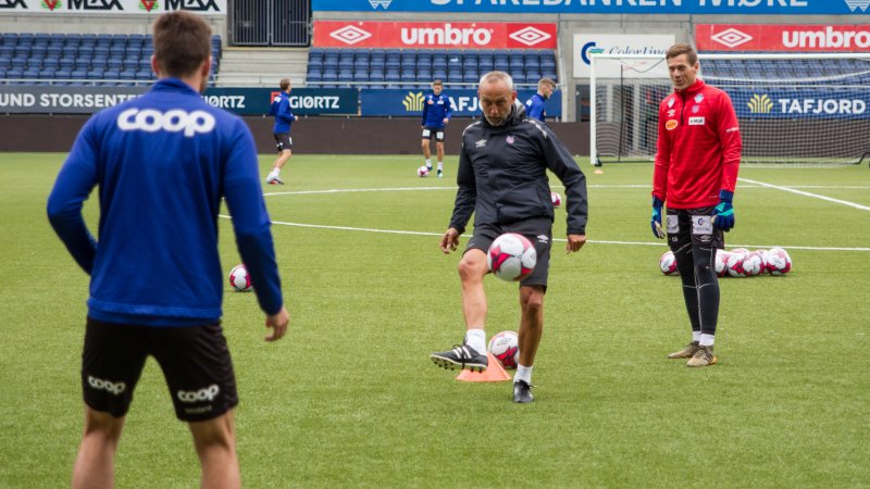 Lars Bohinen viser Tarjei Omenås og Kaj Ramsteijn hvordan det skal gjøres. Foto: Srdan Mudrinic.