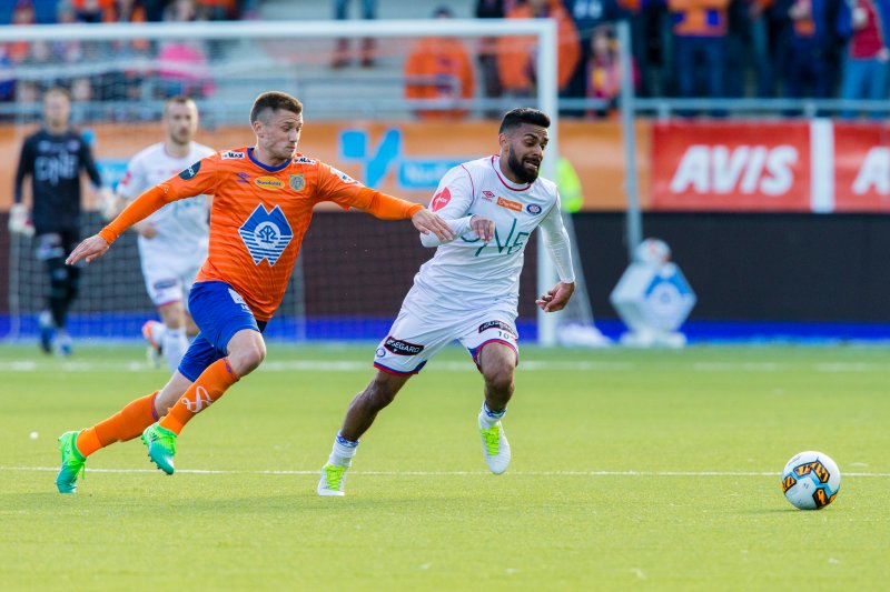 Vebjørn Hoff i aksjon mot Zahid fra Vålerenga. Foto: NTB Scanpix