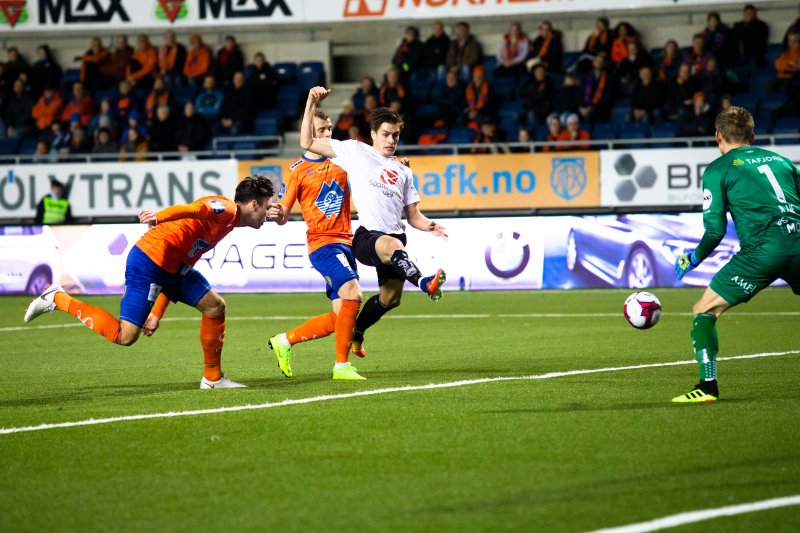 Sogndals Sigurd Haugen (midten) med en sjanse i kvalifiseringskampen i fotball mellom Aalesund og Sogndal på Color Line Stadion i 2018. Kaj Ramsteijn t.v., Adam Örn Arnarson bak og keeper Andreas Lie til høyre. Foto: Svein Ove Ekornesvåg / NTB scanpix