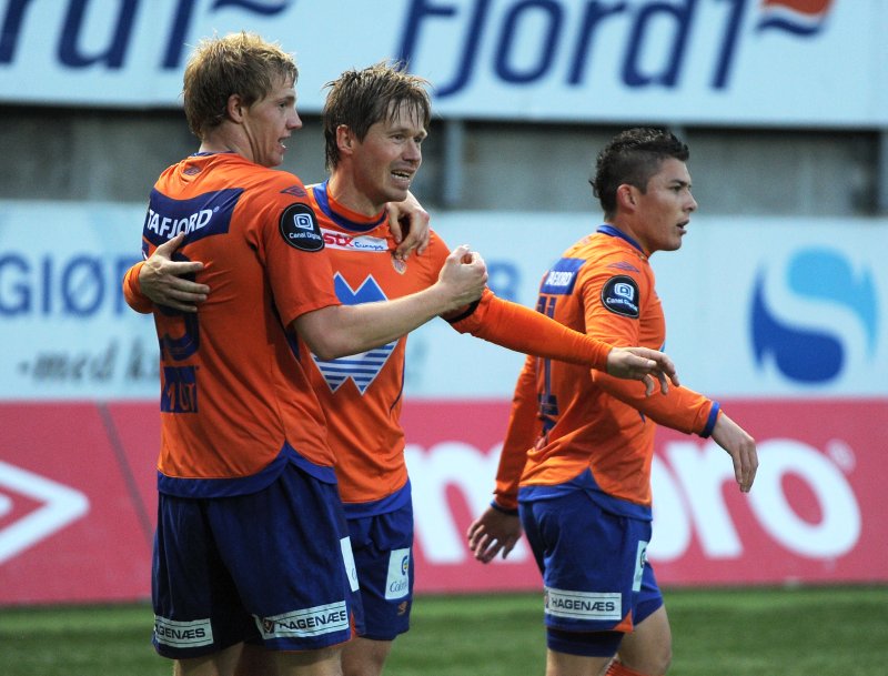 Pablo Herrera, Amund Skiri og Peter Orry Larsen feirer sistnevntes 2-0-scoring mot Kongsvinger i 2010. Foto: Morten Hjertø / NTB Scanpix