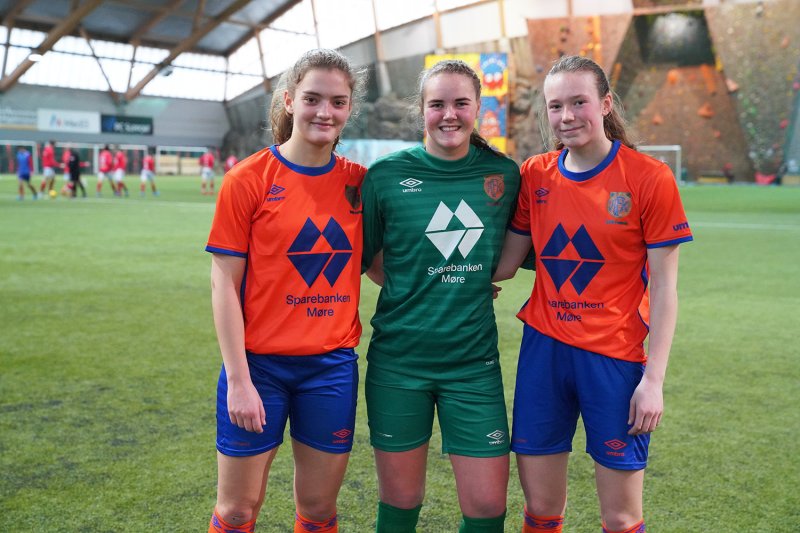 Guro H. Røn (tv), Benedicte Lund Berge og Helle O. Rindal debutere og leverte en flott debut. Foto: Ann Kristin Lyngset Otterlei