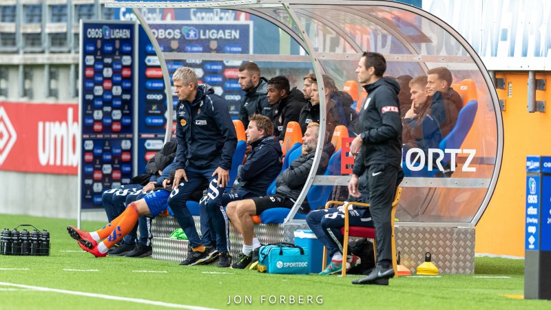Full konsentrasjon! Lars Arne Nilsen og AaFK-benken under kampen mot Grorud. Foto: Jon Forberg.
