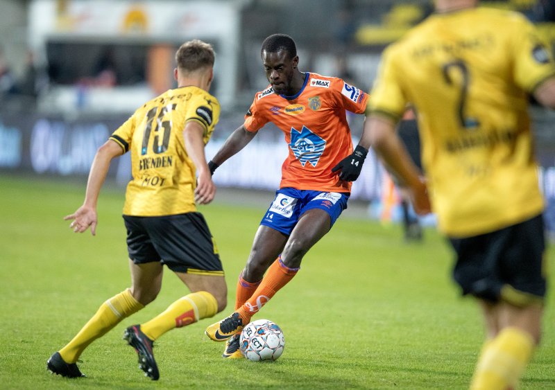 Edwin Gyasi i duell mot Erik Brenden. Foto: Torstein Bøe / NTB scanpix