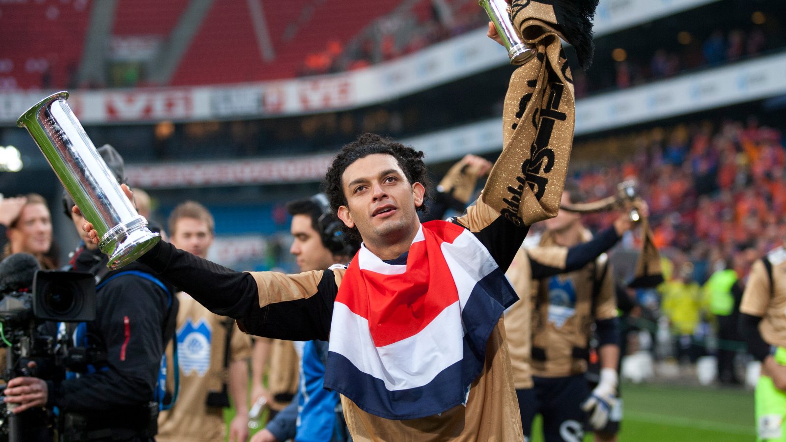 OSLO 11.06.2011. Aalesunds Michael Barrantes løfter pokalene foran supporterne etter cupfinalen i fotball for menn mellom Brann og Aalesund på Ullevaal Stadion i Oslo. Foto: Svein Ove Ekornesvåg / NTB