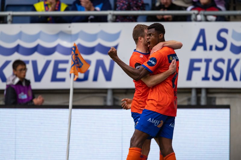 JUBLER: Ebiye Moses feirer sin første scoring for AAFK. Foto: Srdan Mudrinic