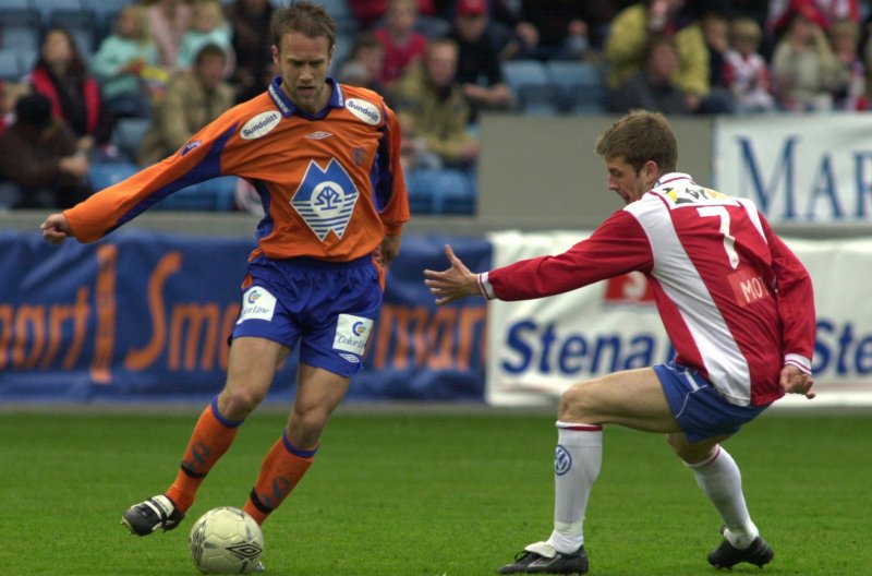 Trond Fredriksen (t.v.) i kamp med Lyn-spilleren Johan Gudmundsson i 2003 Foto: Lars Aamodt / SCANPIX